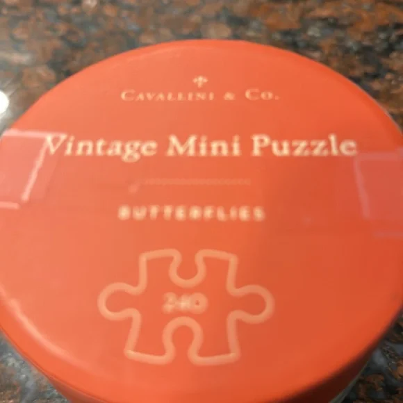 Papillons Butterflies Mini Puzzle 240 pieces -Red and Cream background - Picture 3 of 12